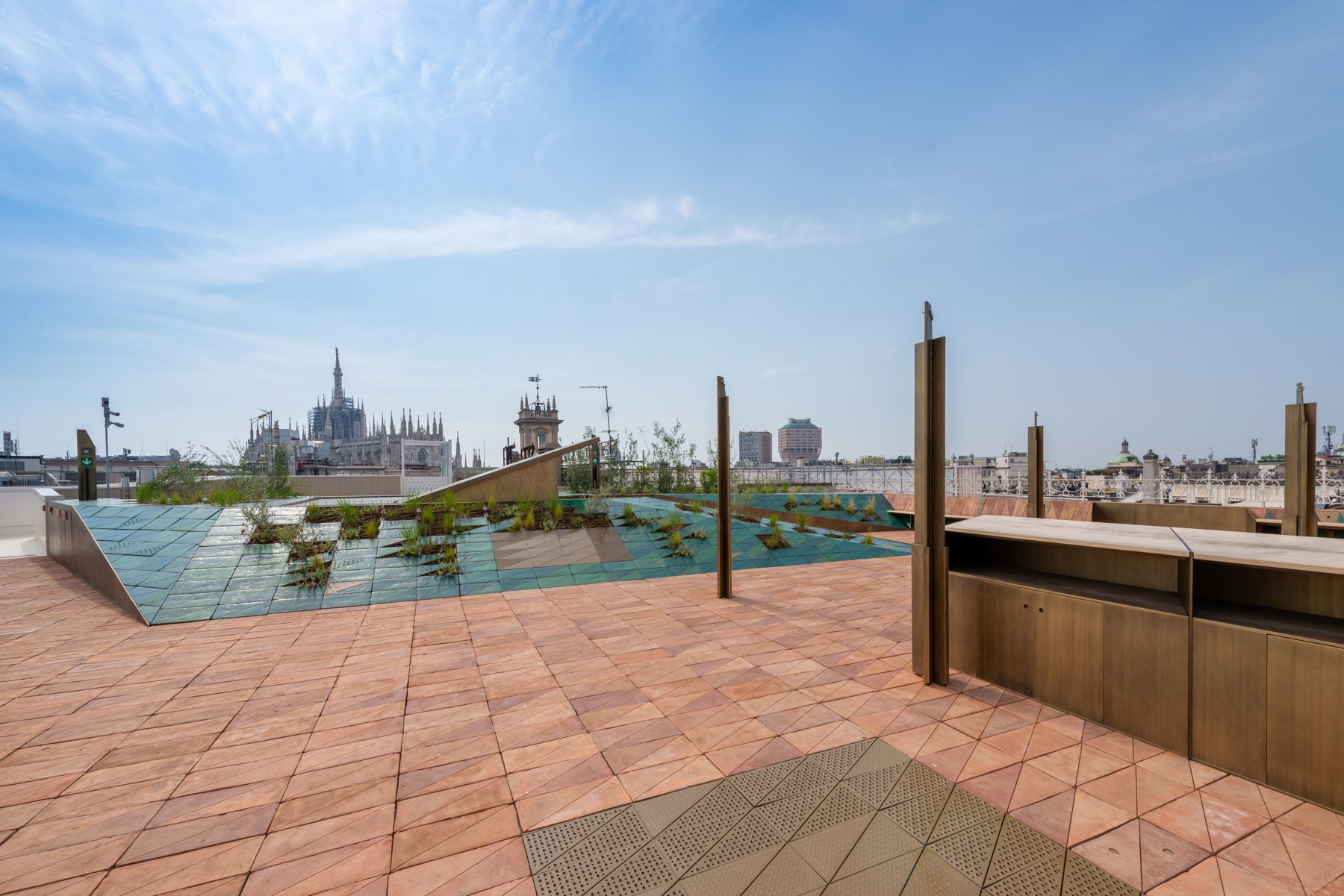 Milano, terrazza di Palazzo Biandrà: la vista sul Duomo